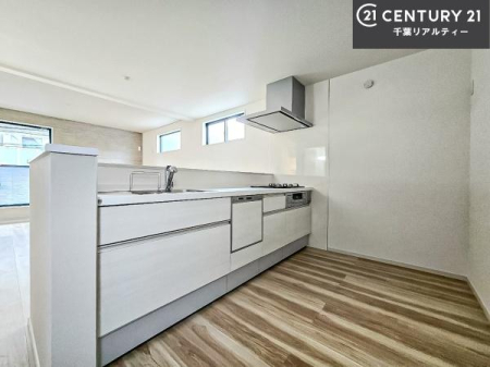 �L�b�`�� ��l�C�̑Ζʎ��V�X�e���L�b�`�����̗p���Ă��܂��I���Ƒ��̃R�~���j�P�[�V���������R�Ƒ�����݌v�ł��B
���q�l�ɂ��ڂ��͂��̂Ŋ������ł��ˁI�L�X�g���ĉ��K�ɍ�Ƃ��i�݂܂��B