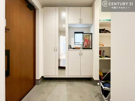 ���� �V���[�Y�{�b�N�X�t���B���ւ��Еt�����|�������₷���ł��I
�X�b�L���������ւŌ˂��J�����u�ԁA�������̂���S�n������Ԃ��o�}���Ă���܂��B