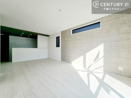 ���r���O �A�N�Z���g�N���X���{���A�f�U�C�����̍������r���O�B
��ԂɃ����n�������܂�A���������̂��镵�͋C�����o���܂��B