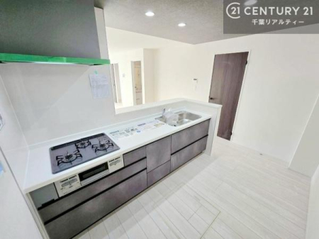 �L�b�`�� ��l�C�̑Ζʎ��V�X�e���L�b�`�����̗p���Ă��܂��I���Ƒ��̃R�~���j�P�[�V���������R�Ƒ�����݌v�ł��B
���q�l�ɂ��ڂ��͂��̂Ŋ������ł��ˁI�L�X�g���ĉ��K�ō�Ƃ��i�݂܂��B