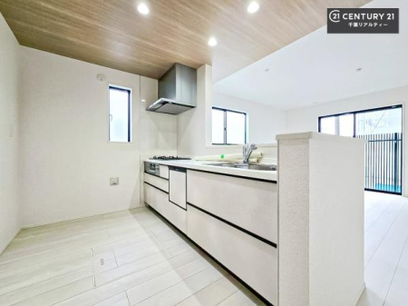 �L�b�`�� ��Ƃ肠�钲���X�y�[�X�ō�Ƃ����₷�����K�ȃL�b�`���ł��I
���q�l�ƈꏏ�ɂ��َq������y���߂�L�X�X�y�[�X�ł��B�y�����������ԂɂȂ肻���ł��ˁI