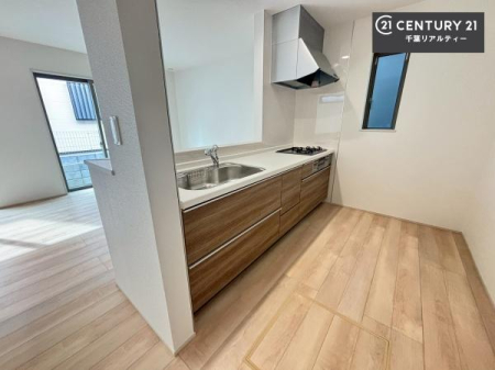 �L�b�`�� ��l�C�̑Ζʎ��V�X�e���L�b�`�����̗p���Ă��܂��I���Ƒ��̃R�~���j�P�[�V���������R�Ƒ�����݌v�ł��B
���q�l�ɂ��ڂ��͂��̂Ŋ������ł��ˁI�L�X�g���ĉ��K�ɍ�Ƃ��i�݂܂��B