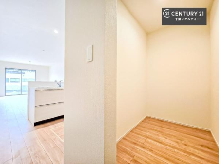 ���[ �p���g���[�t���I���Ă�������A�H�ނ̃X�g�b�N���X�b�L�����ڂ��邱�Ƃ��ł��܂��I
���񌻒n�ł��m���߂��������B