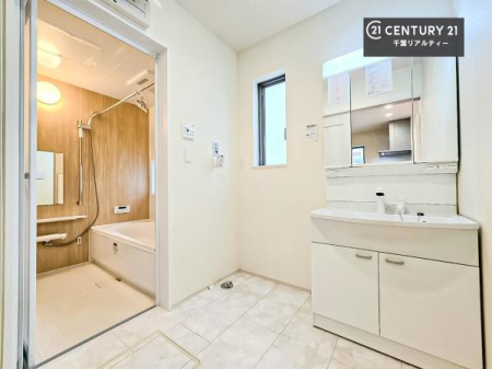 ���ʑ�E���ʏ� �O�ʋ��d�l�̐��ʏ��́A�g�����Ȃ݂����₷������I���͎��[�ɂȂ��Ă��܂��B�h���C���[�₨���ϓ����Еt������̂Ő��ʑ������X�b�L���ƌ����邱�Ƃ��o���܂��I