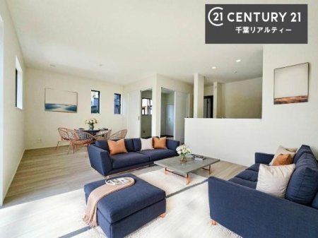 ���r���O �Ƌ��CG�p�[�X�ł��B��؂ȉƑ����W�܂邩�炱��LDK�ɂ͂�����肽���B
�q�����������C�ɏ΂��Ȃ��瑖�����Ă���p�����������u�L���Ƃɂ��ėǂ������v�Ǝv���u�Ԃł��B