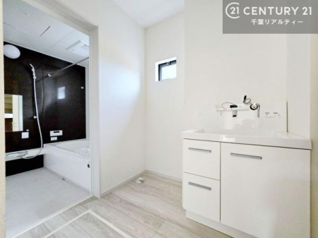 ���ʑ�E���ʏ� ���ʉ��ϑ�{�H���ł��B�����t�����ʏ��͊��C���ł��Ė��邢�̌�������܂��B