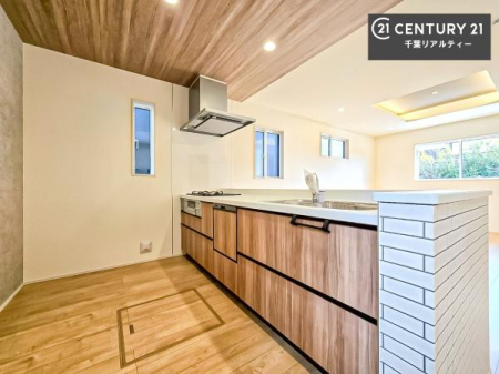 �L�b�`�� ��Ƃ肠�钲���X�y�[�X�ō�Ƃ����₷�����K�ȃL�b�`���ł��I
���q�l�ƈꏏ�ɂ��َq������y���߂�L�X�X�y�[�X�ł��B�y�����������ԂɂȂ肻���ł��ˁI