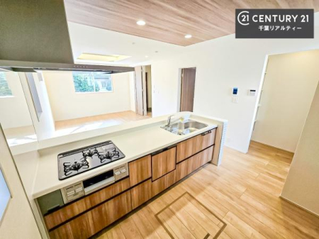 �L�b�`�� ��l�C�̑Ζʎ��V�X�e���L�b�`�����̗p���Ă��܂��I���Ƒ��̃R�~���j�P�[�V���������R�Ƒ�����݌v�ł��B
���q�l�ɂ��ڂ��͂��̂Ŋ������ł��ˁI�L�X�g���ĉ��K�ō�Ƃ��i�݂܂��B