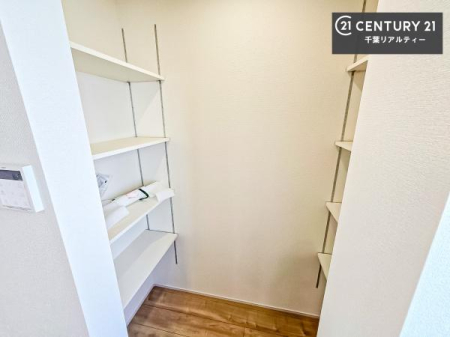 ���[ �p���g���[�t���I���Ă�������A�H�ނ̃X�g�b�N���X�b�L�����ڂ��邱�Ƃ��ł��܂��I
���񌻒n�ł��m���߂��������B