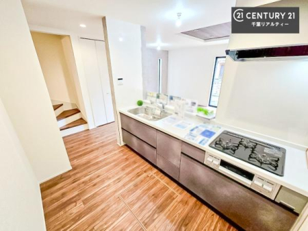 �L�b�`�� ��l�C�̑Ζʎ��V�X�e���L�b�`�����̗p���Ă��܂��I���Ƒ��̃R�~���j�P�[�V���������R�Ƒ�����݌v�ł��B
���q�l�ɂ��ڂ��͂��̂Ŋ������ł��ˁI�L�X�g���ĉ��K�ō�Ƃ��i�݂܂��B