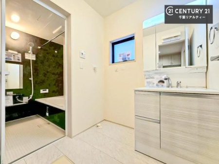 ���ʑ�E���ʏ� �O�ʋ��d�l�̐��ʏ��́A�g�����Ȃ݂����₷������I���͎��[�ɂȂ��Ă��܂��B�h���C���[�₨���ϓ����Еt������̂Ő��ʑ������X�b�L���ƌ����邱�Ƃ��o���܂��I