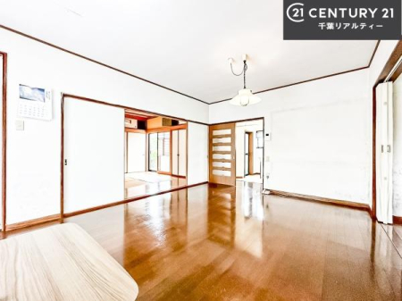 ���r���O �傫�ȑ����炽���Ղ�̗z���������閾�邢���r���O�B�J�����̂��郊�r���O�ŉƑ��c���̂��났�̎��Ԃ��߂����܂��B