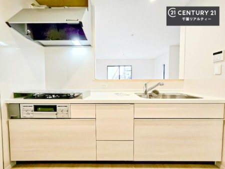 �L�b�`�� ��Ƃ肠�钲���X�y�[�X�ō�Ƃ����₷�����K�ȃL�b�`���ł��I
���q�l�ƈꏏ�ɂ��َq������y���߂�L�X�X�y�[�X�ł��B�y�����������ԂɂȂ肻���ł��ˁI