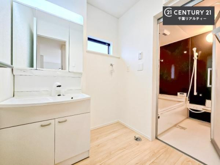 ���ʑ�E���ʏ� �O�ʋ��d�l�̐��ʏ��́A�g�����Ȃ݂����₷������I���͎��[�ɂȂ��Ă��܂��B�h���C���[�₨���ϓ����Еt������̂Ő��ʑ������X�b�L���ƌ����邱�Ƃ��o���܂��I