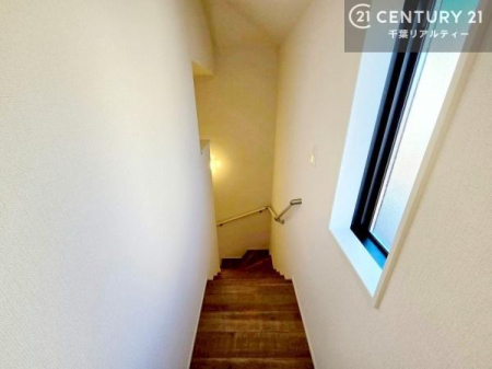 ���̑����� �����玩�R�����������ޖ��邢�K�i�X�y�[�X�B
�肷��t���ň��S���ď���~��ł��A���Ƒ��݂�Ȃɂ₳�����݌v�ł��B