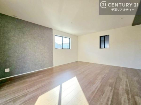 ���r���O �A�N�Z���g�N���X���{���A�f�U�C�����̍������r���O�B
��ԂɃ����n�������܂�A���������̂��镵�͋C�����o���܂��B