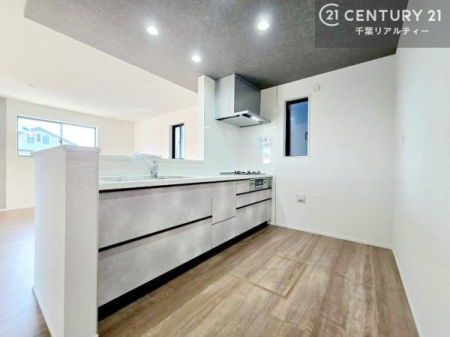 �L�b�`�� ��l�C�̑Ζʎ��V�X�e���L�b�`�����̗p���Ă��܂��I���Ƒ��̃R�~���j�P�[�V���������R�Ƒ�����݌v�ł��B
���q�l�ɂ��ڂ��͂��̂Ŋ������ł��ˁI�L�X�g���ĉ��K�ō�Ƃ��i�݂܂��B