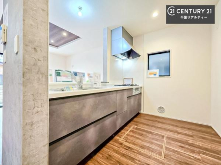 �L�b�`�� ��Ƃ肠�钲���X�y�[�X�ō�Ƃ����₷�����K�ȃL�b�`���ł��I
���q�l�ƈꏏ�ɂ��َq������y���߂�L�X�X�y�[�X�ł��B�y�����������ԂɂȂ肻���ł��ˁI