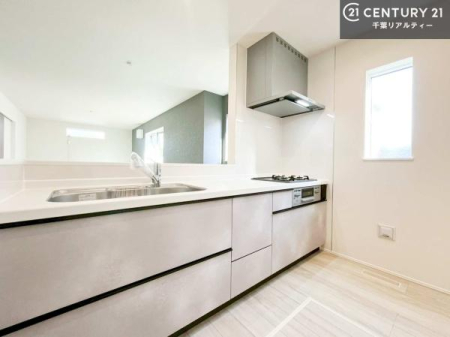 �L�b�`�� ��l�C�̑Ζʎ��V�X�e���L�b�`�����̗p���Ă��܂��I���Ƒ��̃R�~���j�P�[�V���������R�Ƒ�����݌v�ł��B
���q�l�ɂ��ڂ��͂��̂Ŋ������ł��ˁI�L�X�g���ĉ��K�ō�Ƃ��i�݂܂��B