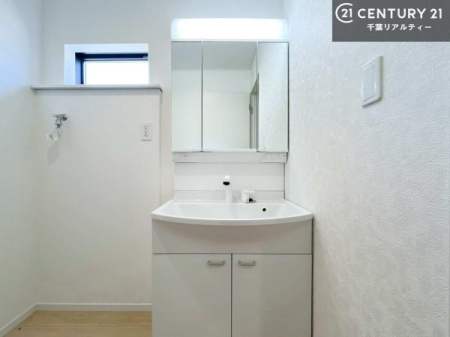 ���ʑ�E���ʏ� �O�ʋ��d�l�̐��ʏ��́A�g�����Ȃ݂����₷������I���͎��[�ɂȂ��Ă��܂��B�h���C���[�₨���ϓ����Еt������̂Ő��ʑ������X�b�L���ƌ����邱�Ƃ��o���܂��I