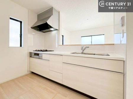 �L�b�`�� ��l�C�̑Ζʎ��V�X�e���L�b�`�����̗p���Ă��܂��I���Ƒ��̃R�~���j�P�[�V���������R�Ƒ�����݌v�ł��B
���q�l�ɂ��ڂ��͂��̂Ŋ������ł��ˁI�L�X�g���ĉ��K�ō�Ƃ��i�݂܂��B