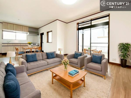 ���r���O �傫�ȑ����炽���Ղ�̗z���������閾�邢���r���O�B�J�����̂��郊�r���O�ŉƑ��c���̂��났�̎��Ԃ��߂����܂��B