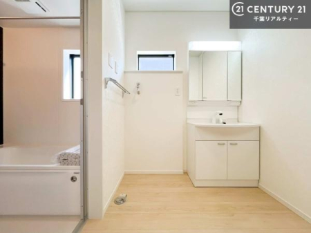 ���ʑ�E���ʏ� �O�ʋ��d�l�̐��ʏ��́A�g�����Ȃ݂����₷������I���͎��[�ɂȂ��Ă��܂��B�h���C���[�₨���ϓ����Еt������̂Ő��ʑ������X�b�L���ƌ����邱�Ƃ��o���܂��I