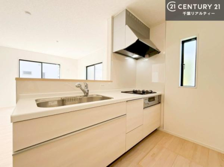 �L�b�`�� ��l�C�̑Ζʎ��V�X�e���L�b�`�����̗p���Ă��܂��I���Ƒ��̃R�~���j�P�[�V���������R�Ƒ�����݌v�ł��B
���q�l�ɂ��ڂ��͂��̂Ŋ������ł��ˁI�L�X�g���ĉ��K�ō�Ƃ��i�݂܂��B