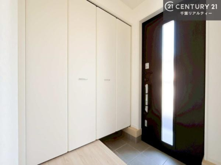 ���� �V���[�Y�{�b�N�X�t���B���ւ��Еt�����|�������₷���ł��I
�X�b�L���������ւŌ˂��J�����u�ԁA�������̂���S�n������Ԃ��o�}���Ă���܂��B