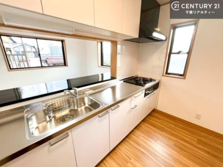 �L�b�`�� ��Ƃ肠�钲���X�y�[�X�ō�Ƃ����₷�����K�ȃL�b�`���ł��I
���q�l�ƈꏏ�ɂ��َq������y���߂�L�X�X�y�[�X�ł��B�y�����������ԂɂȂ肻���ł��ˁI