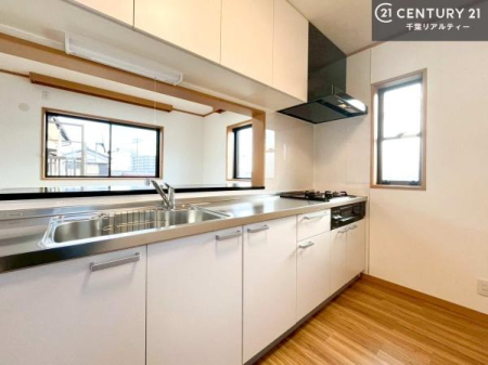 �L�b�`�� ��l�C�̑Ζʎ��V�X�e���L�b�`�����̗p���Ă��܂��I���Ƒ��̃R�~���j�P�[�V���������R�Ƒ�����݌v�ł��B
���q�l�ɂ��ڂ��͂��̂Ŋ������ł��ˁB�L�X�g���ĉ��K�ɍ�Ƃ��i�݂܂��B