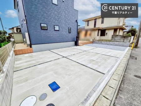 ���ԏ� ���ԃX�y�[�X��3�䕪����܂�(�Ԏ�ɂ��)�I�Z�J���h�J�[�͂������A�o�C�N�⎩�]�ԂȂǂ��u���ꏊ�ɍ���܂���B