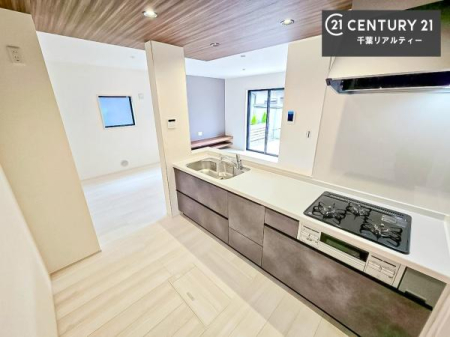 �L�b�`�� ��l�C�̑Ζʎ��V�X�e���L�b�`�����̗p���Ă��܂��I���Ƒ��̃R�~���j�P�[�V���������R�Ƒ�����݌v�ł��B
���q�l�ɂ��ڂ��͂��̂Ŋ������ł��ˁI�L�X�g���ĉ��K�ō�Ƃ��i�݂܂��B