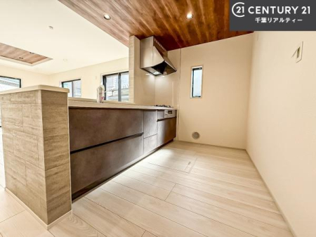 �L�b�`�� ��l�C�̑Ζʎ��V�X�e���L�b�`�����̗p���Ă��܂��I���Ƒ��̃R�~���j�P�[�V���������R�Ƒ�����݌v�ł��B
���q�l�ɂ��ڂ��͂��̂Ŋ������ł��ˁI�L�X�g���ĉ��K�ō�Ƃ��i�݂܂��B