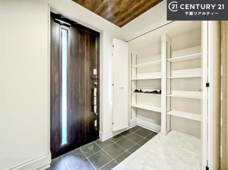 ���� �V���[�Y�{�b�N�X�t���Ȃ̂ŁA���ւ��Еt�����|�������₷���ł��I
�X�b�L���������ւŌ˂��J�����u�ԁA�������̂���S�n������Ԃ��o�}���Ă���܂��B
