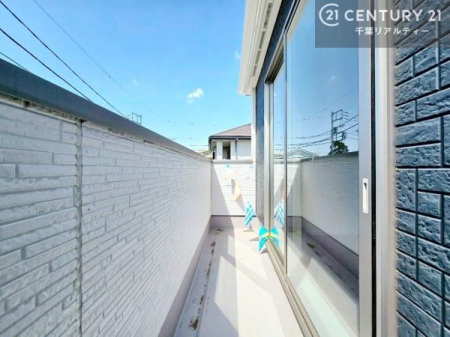 �o���R�j�[ �o���R�j�[��2�����ɐ݂��A�z������ƒʕ��Ɍb�܂ꂽ�J�������ӂ��݌v�B���󕨊����͂������A��Ƃ肠��O��ԂƂ��Ă��S�n�悭�����p���������܂��B