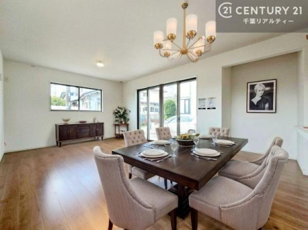 ���r���O �Ƌ��CG�p�[�X�ł��B�J�����̂���L�XLDK�I�\�t�@�[��_�C�j���O�e�[�u����u���Ă������ɂȂ�Ȃ��̂ŉ��K�ɉ߂����܂��I�R�~���j�P�[�V���������₷�����r���O�ł��I