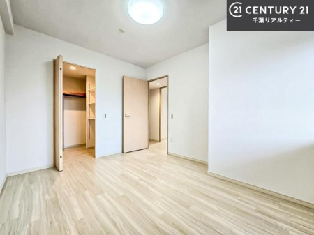 �m�� �L�x�Ȏ��[�X�y�[�X�ŁA�Z��Ԃ�������B
��������}���A��������Ԃ�ۂĂ���[�[���̏Z�܂��ł��B