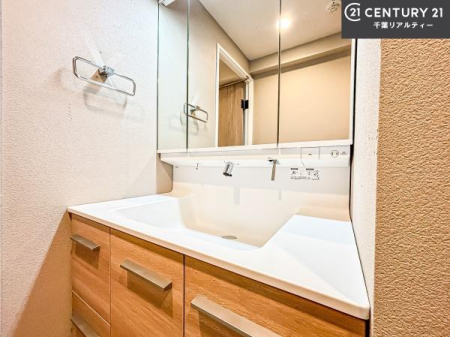 ���ʑ�E���ʏ� �O�ʋ��d�l�̐��ʏ��́A�g�����Ȃ݂����₷������I���͎��[�ɂȂ��Ă��܂��B�h���C���[�₨���ϓ����Еt������̂Ő��ʑ������X�b�L���ƌ����邱�Ƃ��o���܂��I