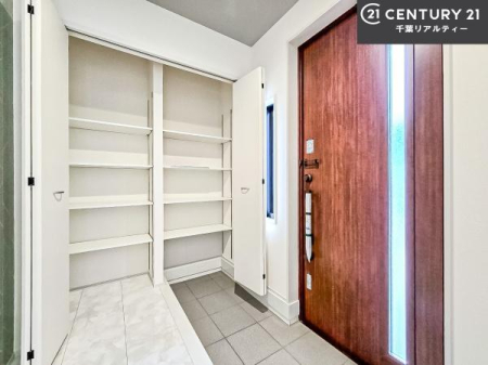 ���� �V���[�Y�{�b�N�X�t���Ȃ̂ŁA���ւ��Еt�����|�������₷���ł��I
�X�b�L���������ւŌ˂��J�����u�ԁA�������̂���S�n������Ԃ��o�}���Ă���܂��B
