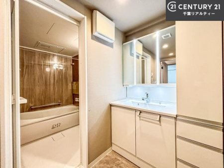 ���ʑ�E���ʏ� �O�ʋ��d�l�̐��ʏ��́A�g�����Ȃ݂����₷������I���͎��[�ɂȂ��Ă��܂��B�h���C���[�₨���ϓ����Еt������̂Ő��ʑ������X�b�L���ƌ����邱�Ƃ��o���܂��I