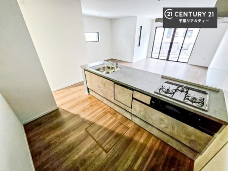 �L�b�`�� ��l�C�̑Ζʎ��V�X�e���L�b�`�����̗p���Ă��܂��I���Ƒ��̃R�~���j�P�[�V���������R�Ƒ�����݌v�ł��B
���q�l�ɂ��ڂ��͂��̂Ŋ������ł��ˁB�L�X�g���ĉ��K�ɍ�Ƃ��i�݂܂��B