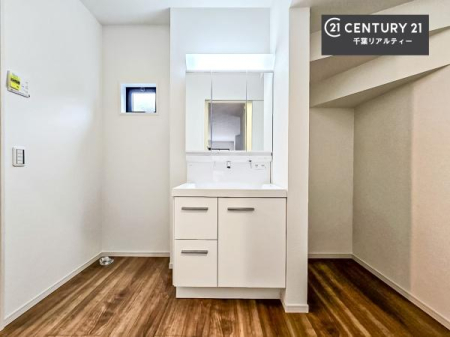 ���ʑ�E���ʏ� �O�ʋ��d�l�̐��ʏ��́A�g�����Ȃ݂����₷������I���͎��[�ɂȂ��Ă��܂��B�h���C���[�₨���ϓ����Еt������̂Ő��ʑ������X�b�L���ƌ����邱�Ƃ��o���܂��I