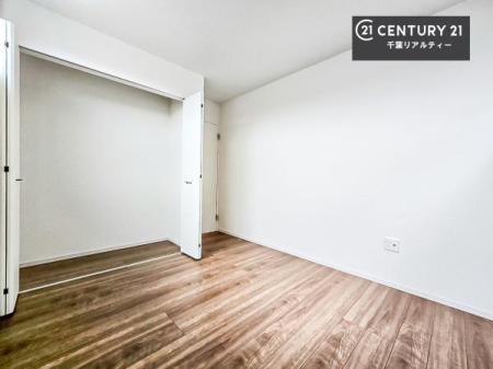 �q������ ���[�X�y�[�X���t���Ă���̂ŁA�}�ȗ��q���ł��U�炩��������������T�b�ƕЂÂ����đ�ϕ֗��ł��I�ǖʂ��L�X���Ă���̂ŁA�׋�����x�b�h�̒u����ɍ���܂���I