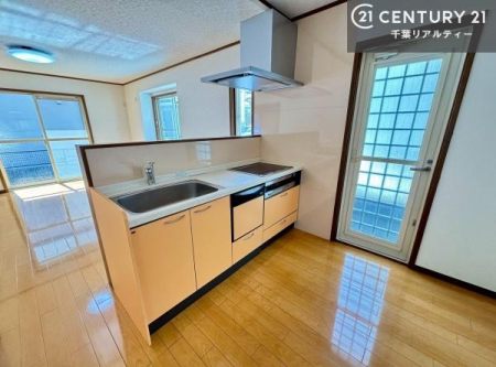 �L�b�`�� ������̂���L�b�`���́A��炵�ɂ�Ƃ�������炷�������d�l�B
�����Ƀj�I�C��������ɂ����A���K�ȏZ����ۂĂ܂��B