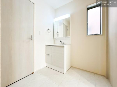 ���ʑ�E���ʏ� �O�ʋ��d�l�̐��ʏ��́A�g�����Ȃ݂����₷������I���͎��[�ɂȂ��Ă��܂��B�h���C���[�₨���ϓ����Еt������̂Ő��ʑ������X�b�L���ƌ����邱�Ƃ��o���܂��I