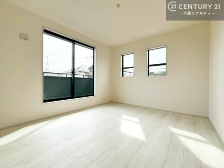 �Q�� �o���R�j�[�ɖʂ������邢�Q���B�S�n�悢�z���ƕ�����������J���I�ȋ�ԂŁA�������������Ƃ��߂������������܂��B