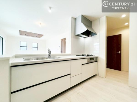 �L�b�`�� ��l�C�̑Ζʎ��V�X�e���L�b�`�����̗p���Ă��܂��I���Ƒ��̃R�~���j�P�[�V���������R�Ƒ�����݌v�ł��B
���q�l�ɂ��ڂ��͂��̂Ŋ������ł��ˁI�L�X�g���ĉ��K�ō�Ƃ��i�݂܂��B