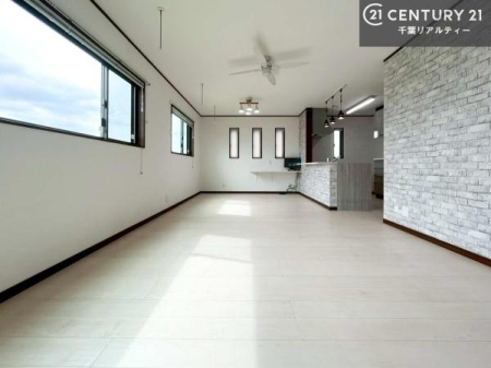 ���r���O �S�n�ǂ����r���O�͉Ƒ������R�ƏW�܂�܂��B�Ƒ��c�R�̎��Ԃ����������ł��B���Ƒ��ƁA����w�[���������Ԃ��߂��������ł��ˁB���邭�J���I�ȋ�Ԃł��B