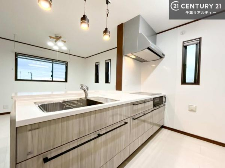 �L�b�`�� ��l�C�̑Ζʎ��V�X�e���L�b�`�����̗p���Ă��܂��I���Ƒ��̃R�~���j�P�[�V���������R�Ƒ�����݌v�ł��B
���q�l�ɂ��ڂ��͂��̂Ŋ������ł��ˁB���[�͂�����܂��I